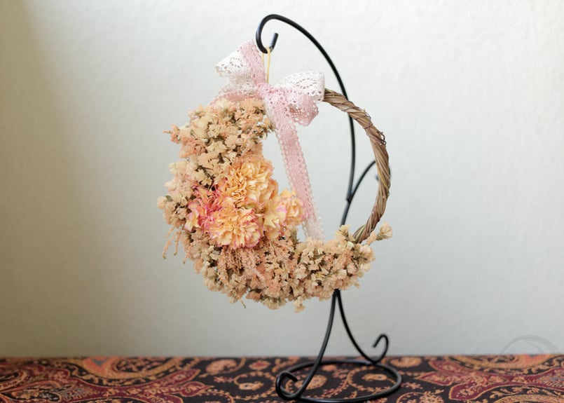 カーネーションとスターチスのふんわり三日月ドライフラワー