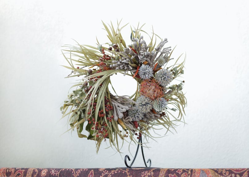 ラムズイヤーと瑠璃玉あざみの三日月リース クレッセントリース ソテツ