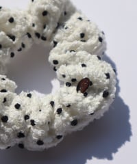 ivory white×black dot (chouchou)