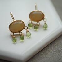 colors】 18kgp イエローオパール×ペリドットのシャンデリアピアス | U