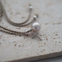 【holiday】白蝶貝のシルクコードネックレス（グレージュ）