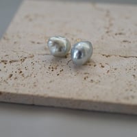 【one+】 南洋バロック１８Kポストピアス（gray）