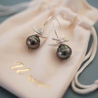 【drop】 silver925 タヒチパール×あこや角ケシフックピアス