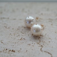 （再）【drop】 白蝶貝ドット１０Kピアス