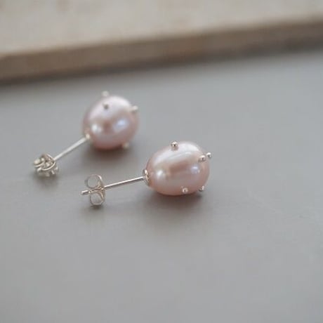 【drop】 ペールピンク淡水ドットピアス