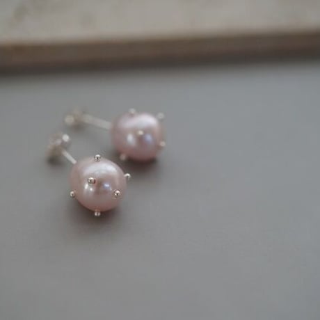 【drop】 ペールピンク淡水ドットピアス