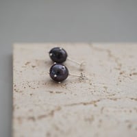 (再）【drop】 黒淡水ドットシルバーピアス  2