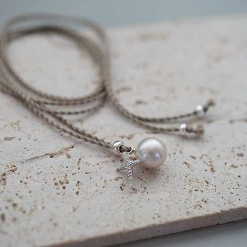 holiday】白蝶貝のシルクコードネックレス（グレージュ） | U