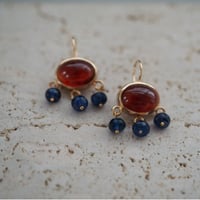 【colors】 18kgp ガーネット×サファイヤのシャンデリアピアス