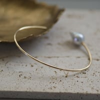 【one+】１０K bangle（パールキャチ付き）