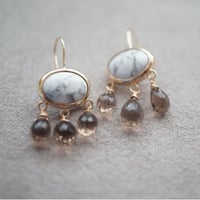 【colors】 18kgp ハウライト×スモーキークオーツのシャンデリアピアス