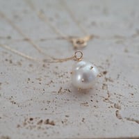 【one+】１０K 白蝶貝ドットロングネックレス