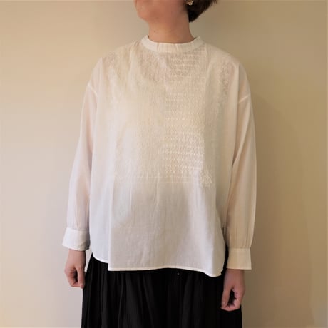 maison de soil／スタンドカラー刺繍ブラウス