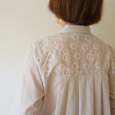 STAMP AND DIARY／“voikukka”丸襟バックタック刺繍ブラウス
