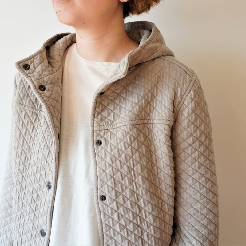 ARMEN ベージュ　キルティングリバーシブルジャケット フード付き ARMEN ベージュキルティングリバーシブルジャケット フード付き