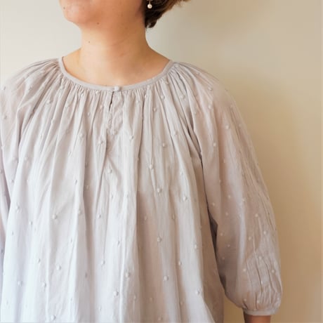 utilité／ドット刺繍7分袖ギャザーブラウス