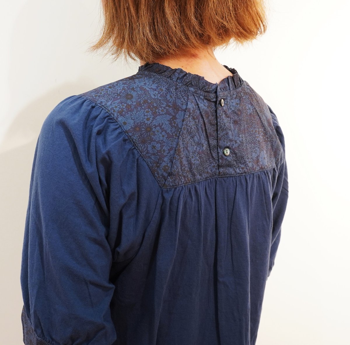 Porter des boutons／リバティプリント フリルネック プルオーバー