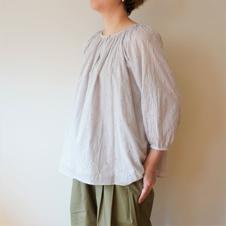 utilité／ドット刺繍7分袖ギャザーブラウス