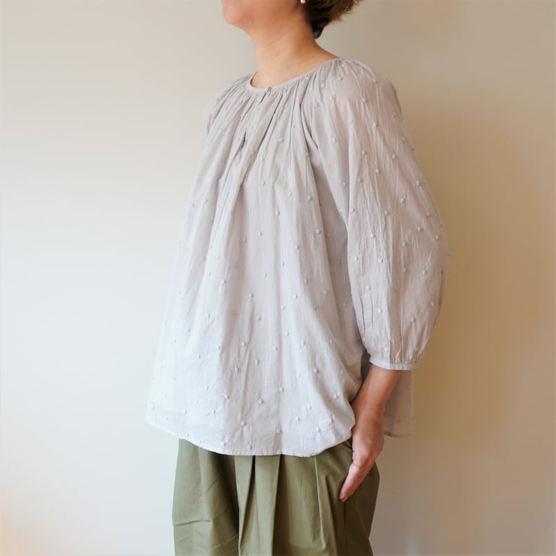 utilité／ドット刺繍7分袖ギャザーブラウス | Beignets Online