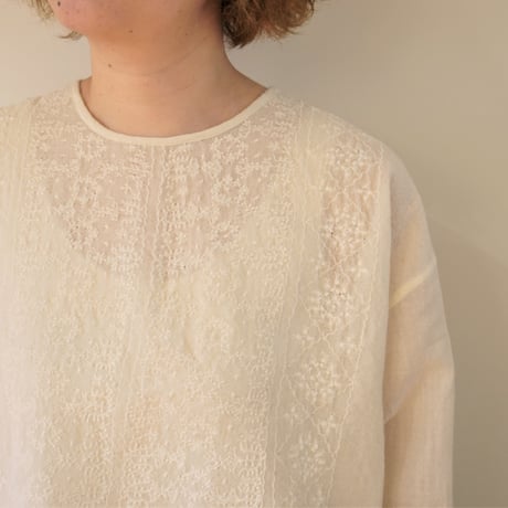 maison de soil／ボイルウール バックボタン刺繍ブラウス