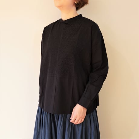 maison de soil／スタンドカラー刺繍ブラウス
