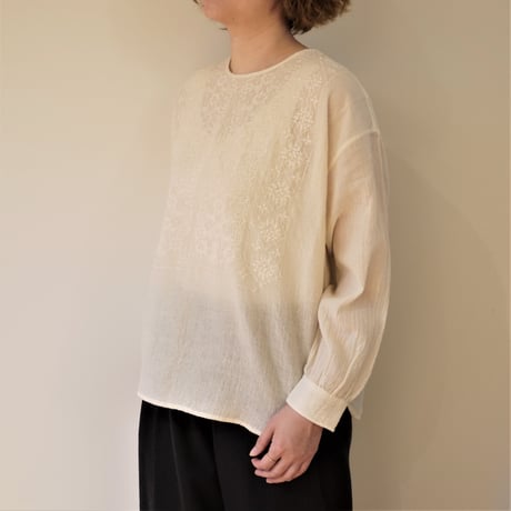 maison de soil／ボイルウール バックボタン刺繍ブラウス