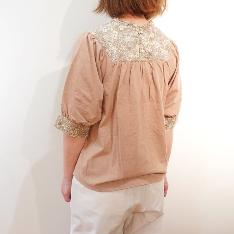 美品 ポルテデブトン リバティ ミモザ柄 ブラウス ネイビー 紺 フリルギャザー Porter des boutons／リバティプリント フリルネック プルオーバー