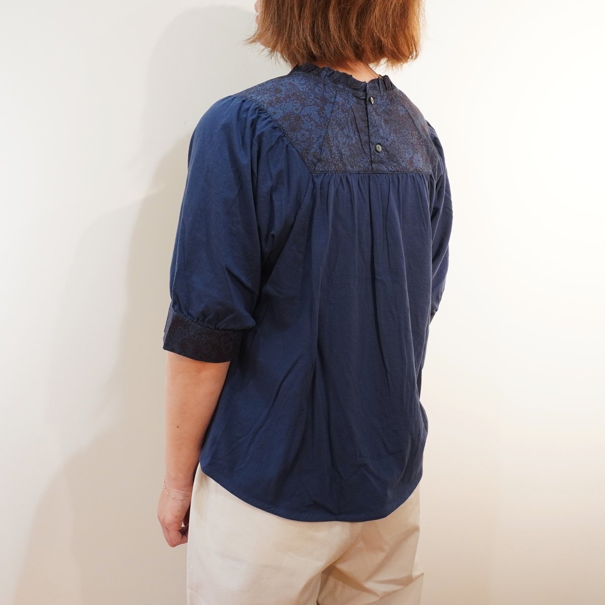 Porter des boutons／リバティプリント フリルネック プルオーバー