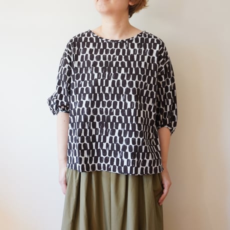 utilité／モノトーンプリントボックスブラウス