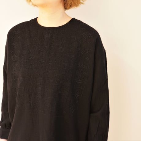 maison de soil／ボイルウール バックボタン刺繍ブラウス