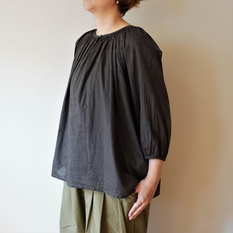 utilité／ドット刺繍7分袖ギャザーブラウス