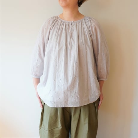 utilité／ドット刺繍7分袖ギャザーブラウス