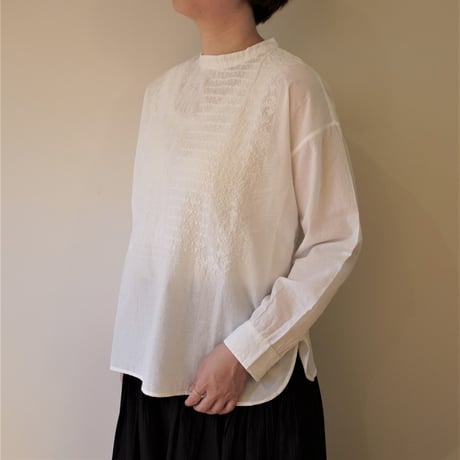 maison de soil／スタンドカラー刺繍ブラウス