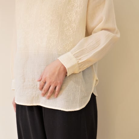 maison de soil／ボイルウール バックボタン刺繍ブラウス