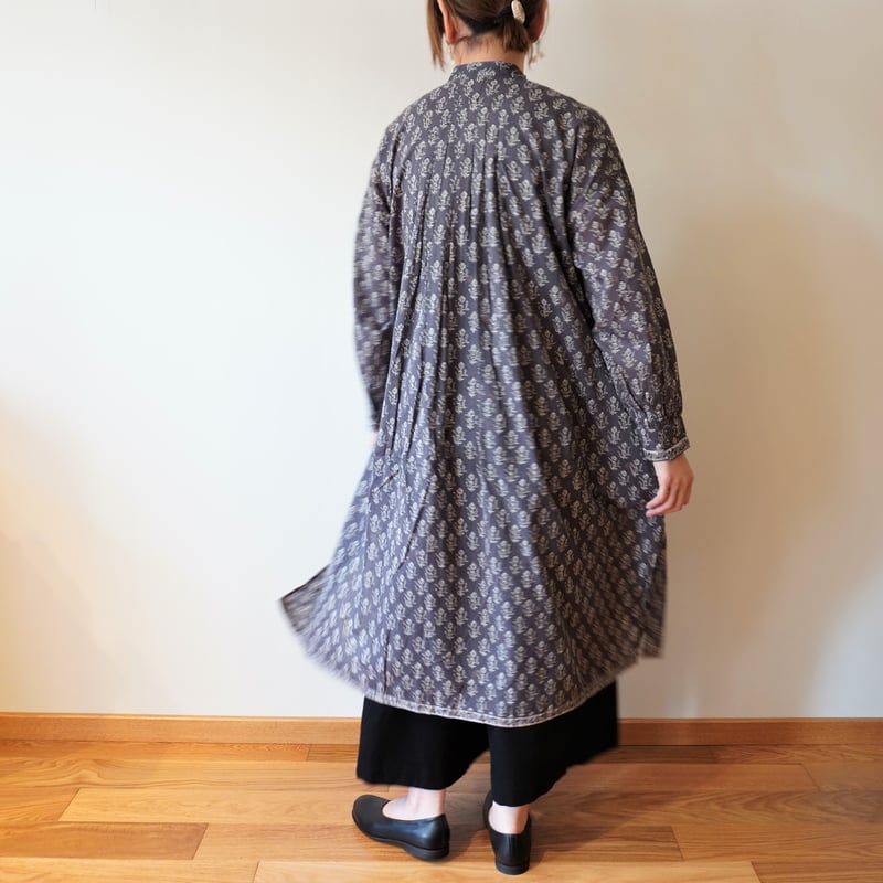 maison de soil／フラワーブロックプリント バンドカラーマキシシャツ