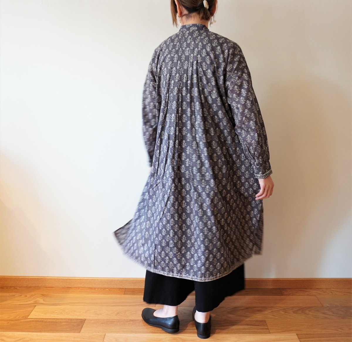 maison de soil／フラワーブロックプリント バンドカラーマキシシャツ 