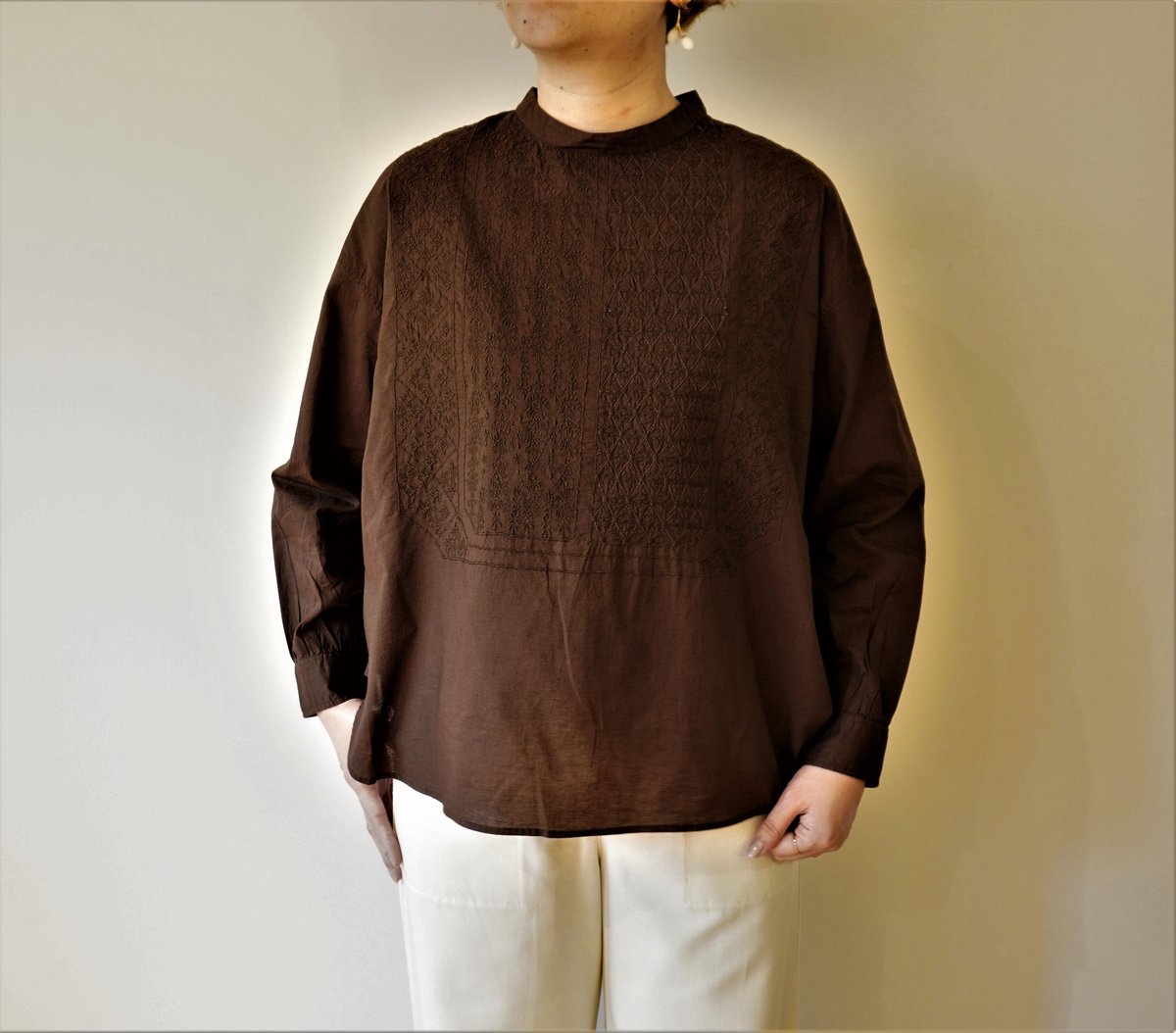 maison de soil/エンブロイダリー バックボタンスタンドカラーシャツ maison de soil/エンブロイダリー バックボタンスタンドカラーシャツ