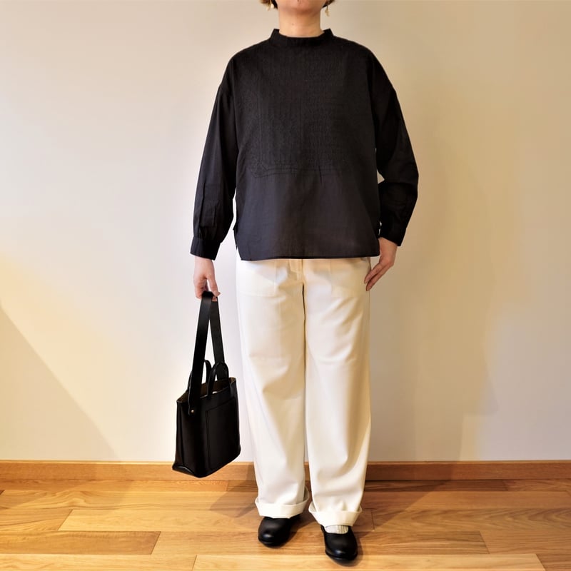 maison de soil／エンブロイダリー バックボタンスタンドカラーシャツ