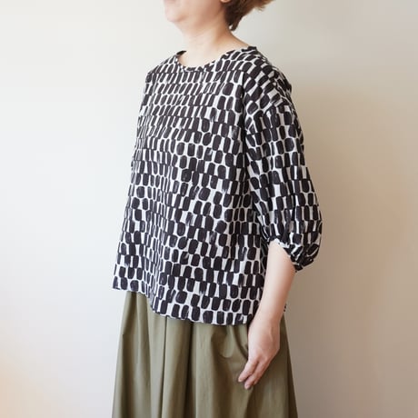utilité／モノトーンプリントボックスブラウス