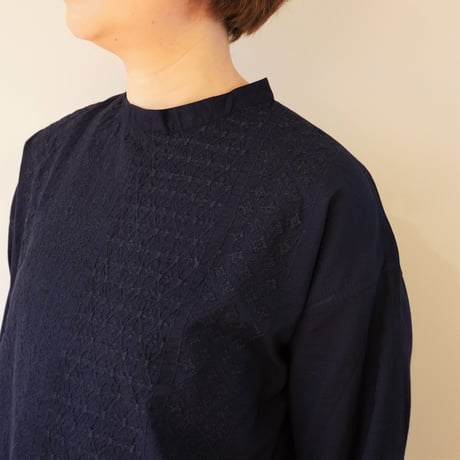 maison de soil／スタンドカラー刺繍ブラウス