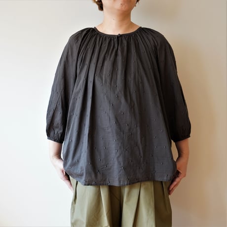 utilité／ドット刺繍7分袖ギャザーブラウス