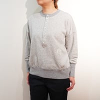 CHEVAL Plus／seven sleeveの釦スウェット