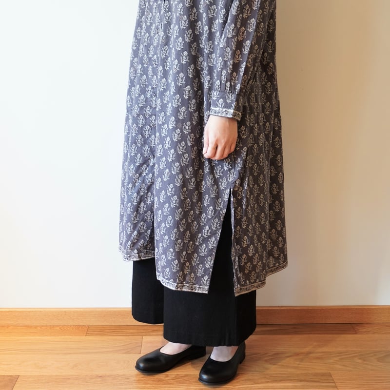 maison de soil／フラワーブロックプリント バンドカラーマキシシャツ