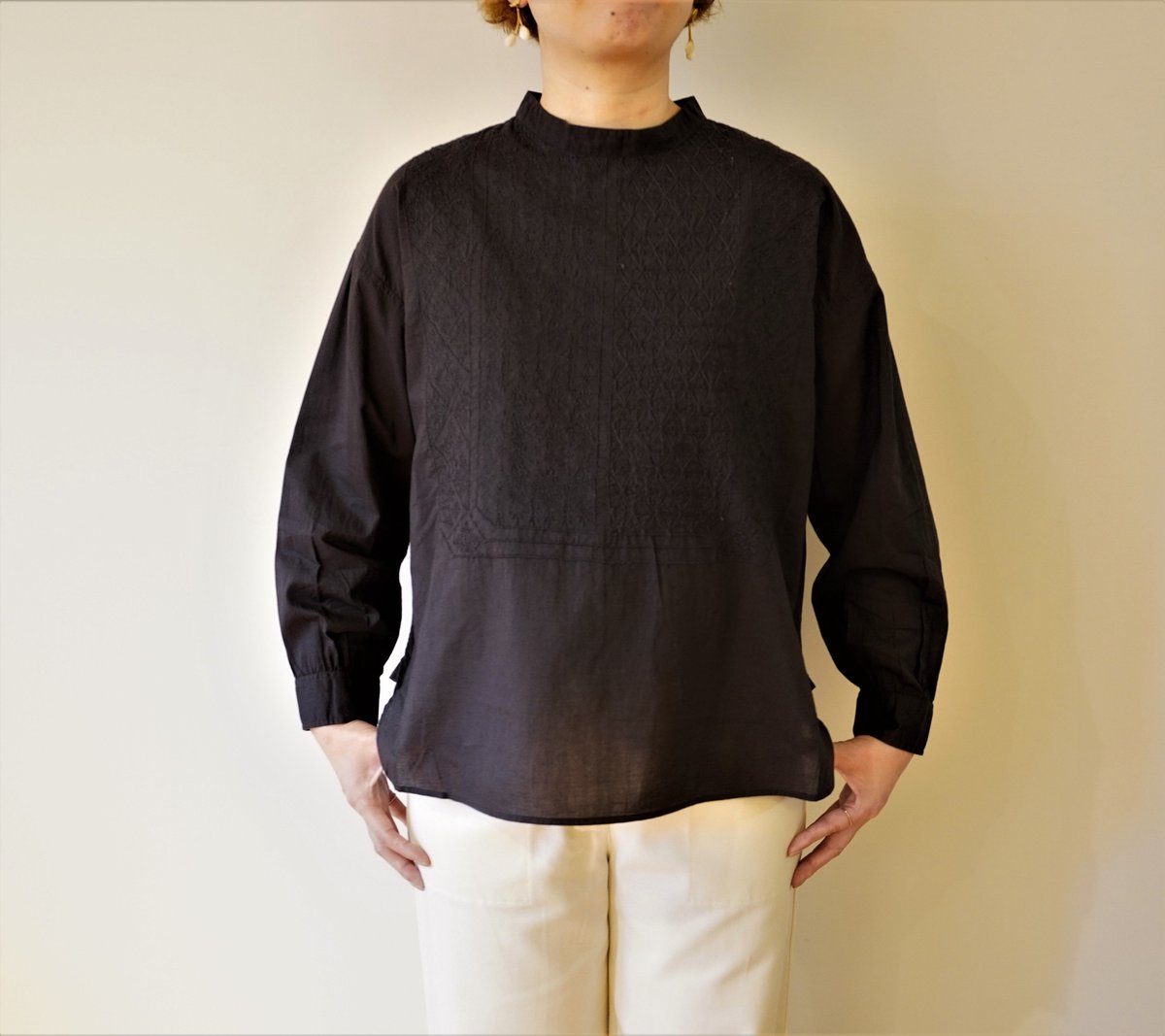 maison de soil／エンブロイダリー バックボタンスタンドカラーシャツ