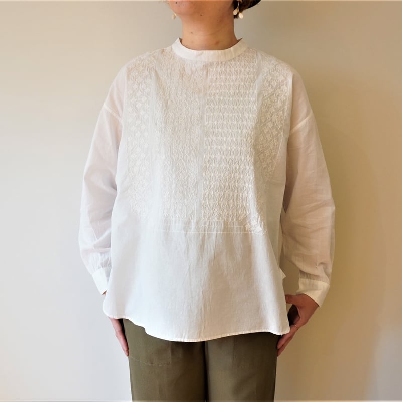 maison de soil／エンブロイダリー バックボタンスタンドカラーシャツ