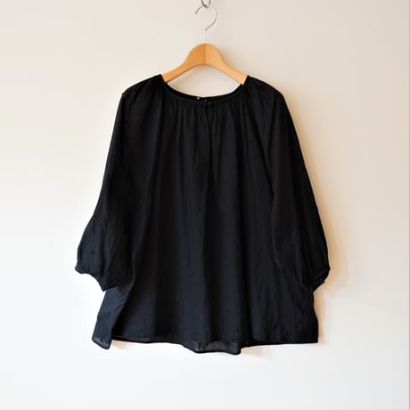 utilité／ドット刺繍7分袖ギャザーブラウス