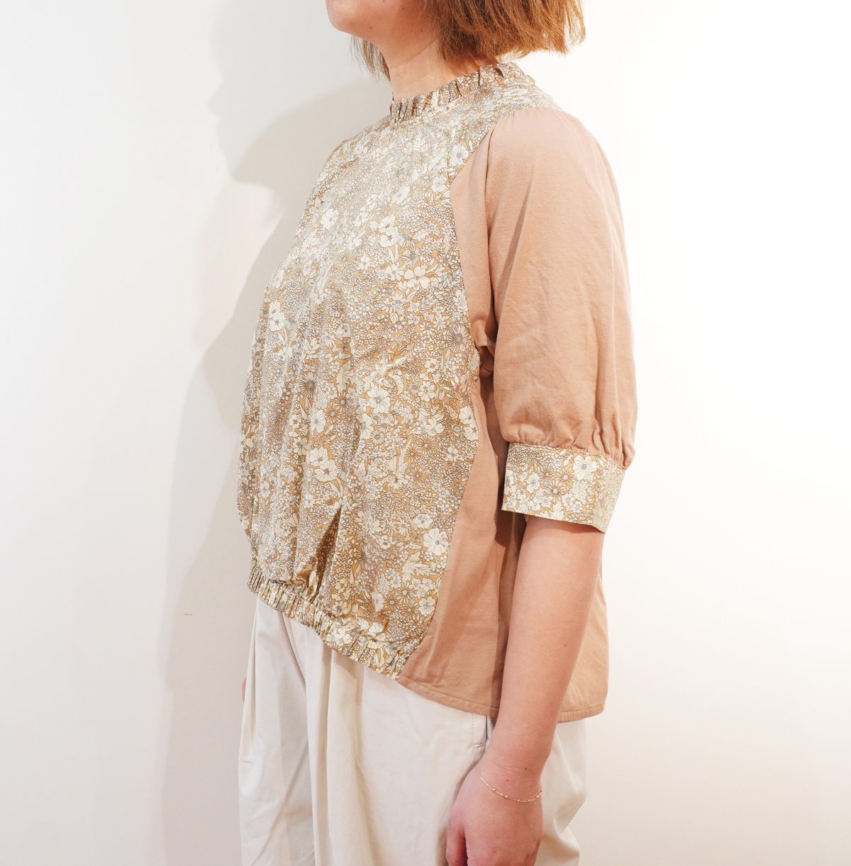 Porter des boutons／リバティプリント フリルネック プルオーバー