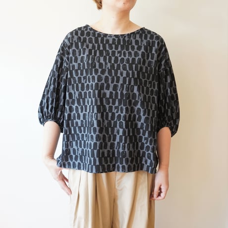 utilité／モノトーンプリントボックスブラウス