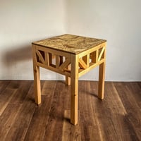 建築の骨組みをモチーフにしたサイドテーブル