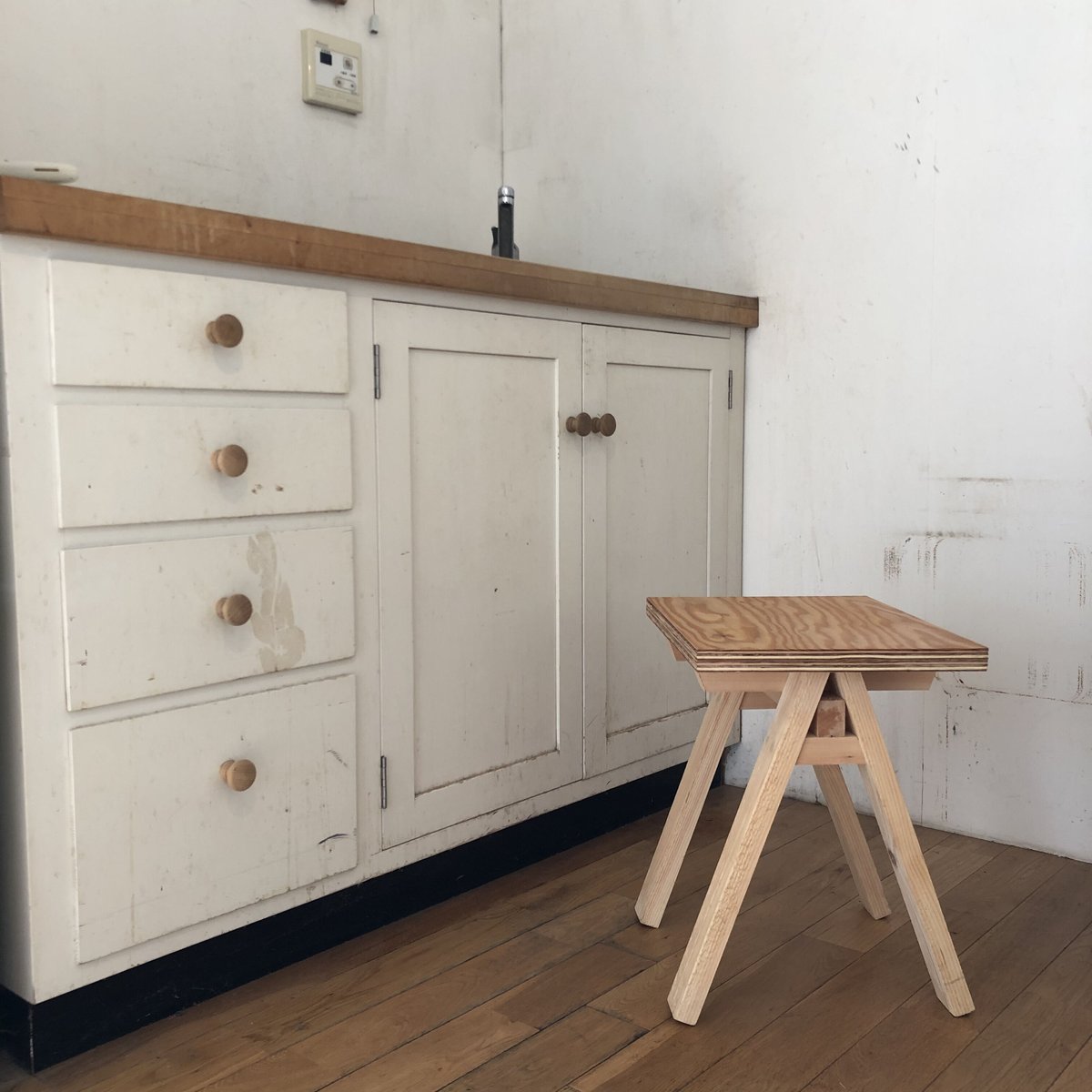 積層合板によるドイツ製家具のカタログ 再生紙と木材の融合,鮮やかなストライプ断面合板|Paper-Wood - eTREE